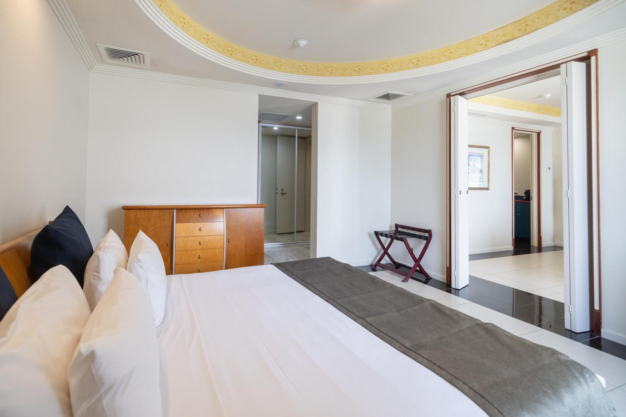 مندل بيتش كاسينو ومنتجع داروين المظهر الخارجي الصورة A bedroom at the hotel