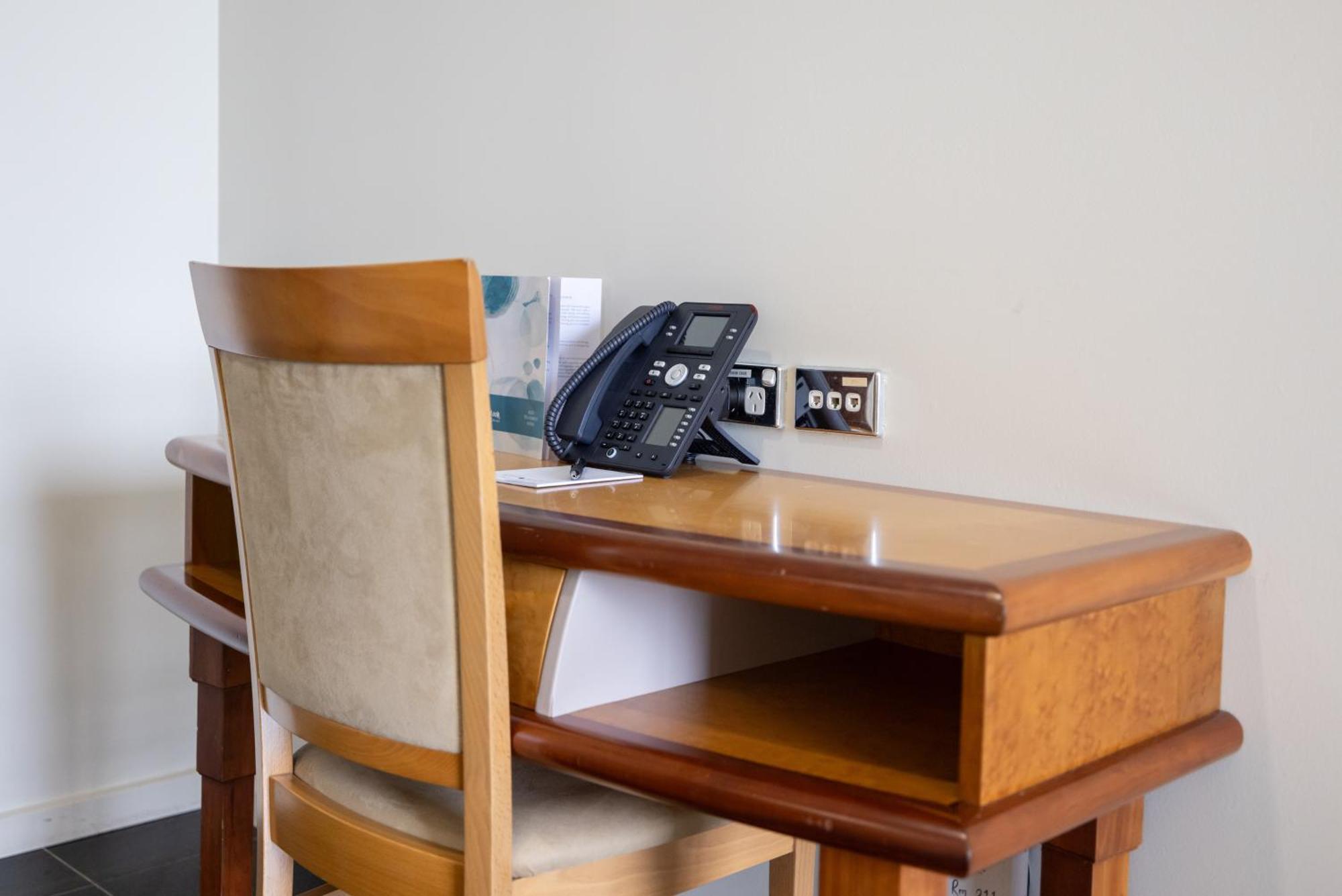 مندل بيتش كاسينو ومنتجع داروين المظهر الخارجي الصورة A desk with a telephone