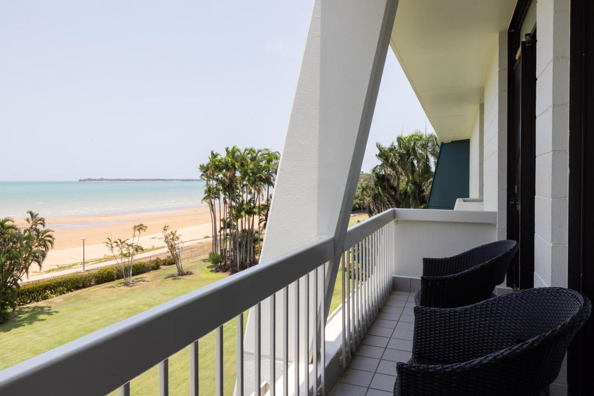 مندل بيتش كاسينو ومنتجع داروين المظهر الخارجي الصورة A balcony