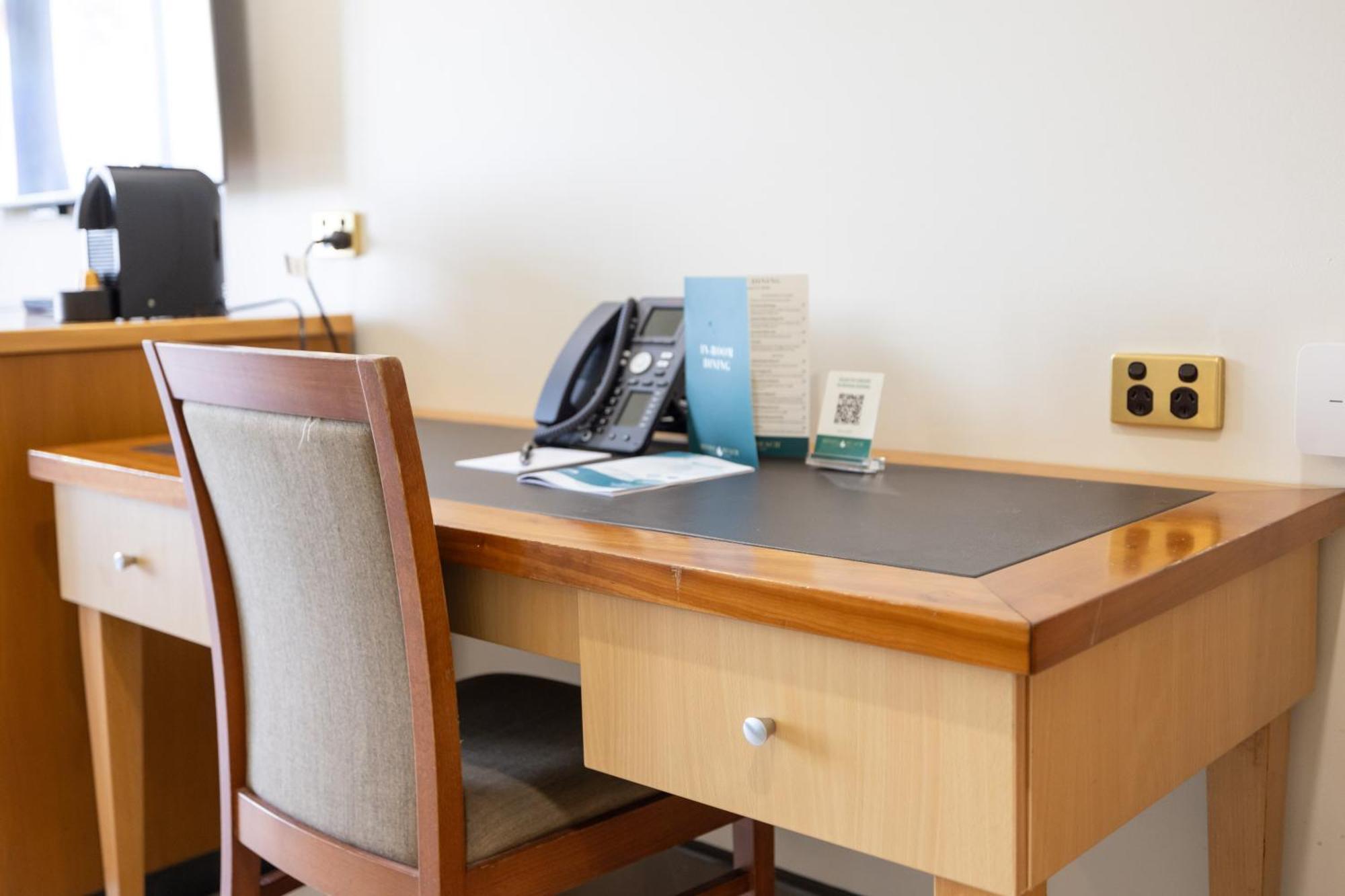 مندل بيتش كاسينو ومنتجع داروين المظهر الخارجي الصورة A desk with a telephone
