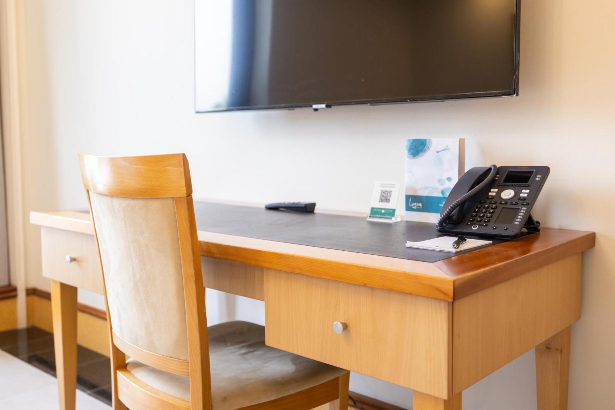 مندل بيتش كاسينو ومنتجع داروين المظهر الخارجي الصورة A desk with a chair