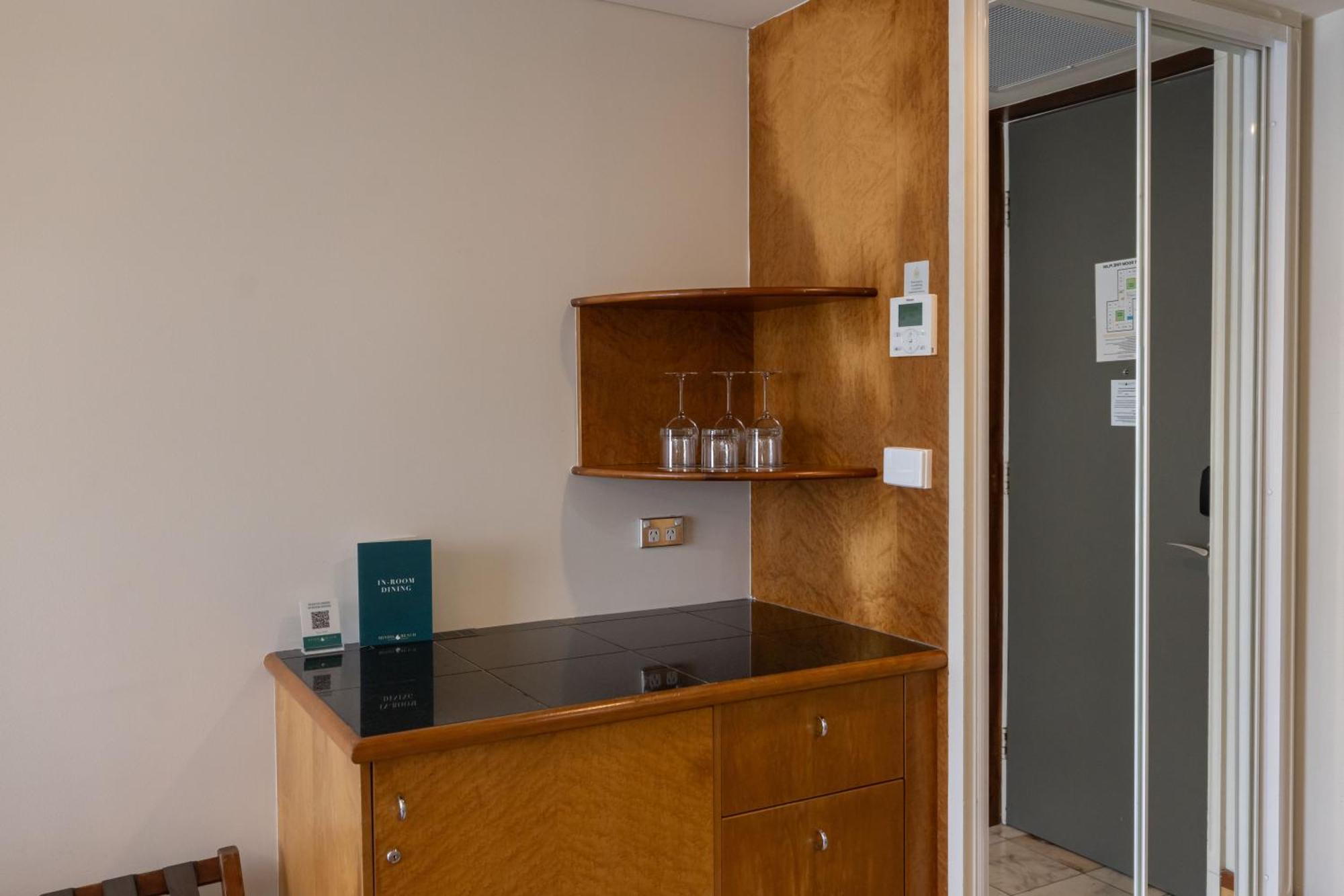 مندل بيتش كاسينو ومنتجع داروين المظهر الخارجي الصورة A kitchenette in a hotel room
