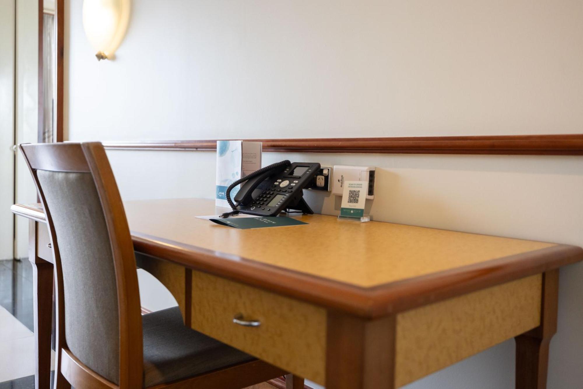 مندل بيتش كاسينو ومنتجع داروين المظهر الخارجي الصورة A desk with a telephone