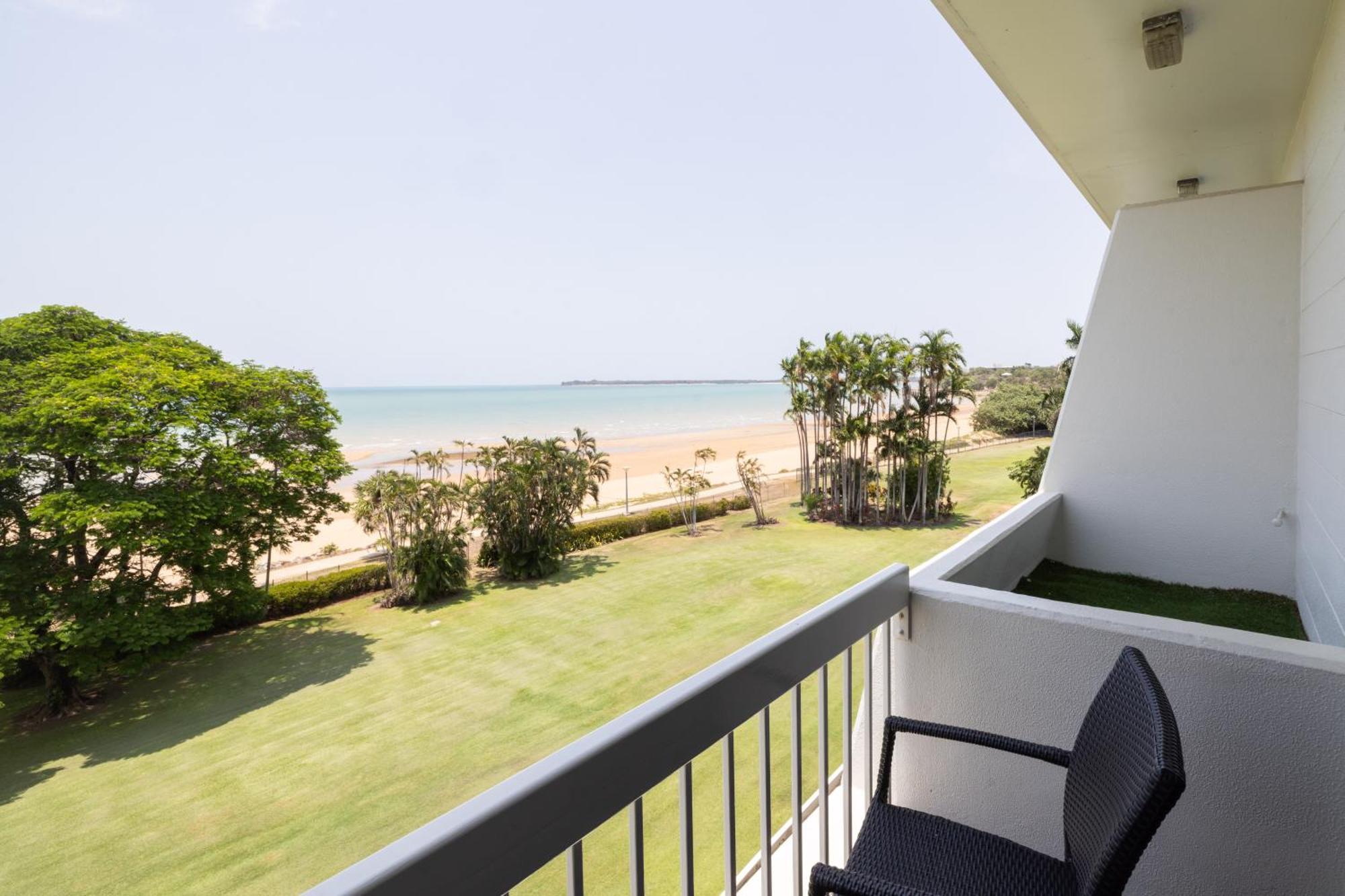 مندل بيتش كاسينو ومنتجع داروين المظهر الخارجي الصورة A balcony